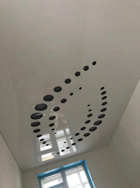 Резной натяжной потолок с подсветкой