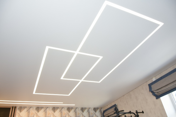 Фото потолка со световыми линиями