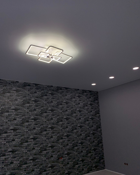 Фото натяжного потолка со светильниками в спальню