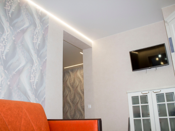 Пример матового натяжного потолка с подсветкой