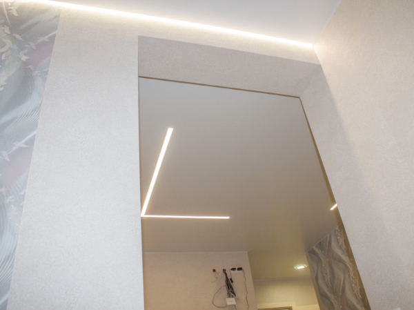 Фото натяжного потолка с подсветкой в частный дом