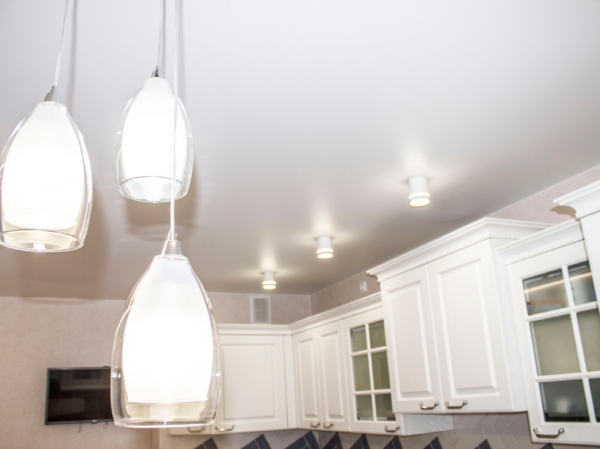 Дизайн натяжного потолка на кухню